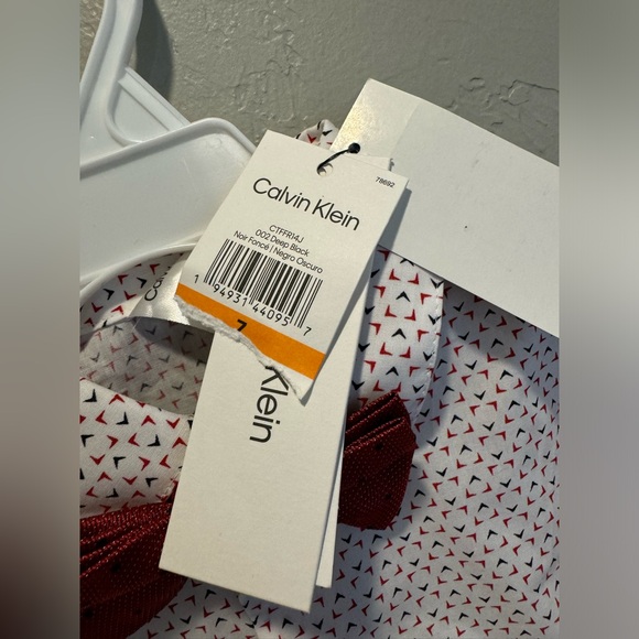 Calvin Klein - Picture 3 of 4